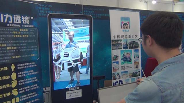 體驗者將實體商品包裝靠近“引力透鏡”大屏展現商品3D立體模型