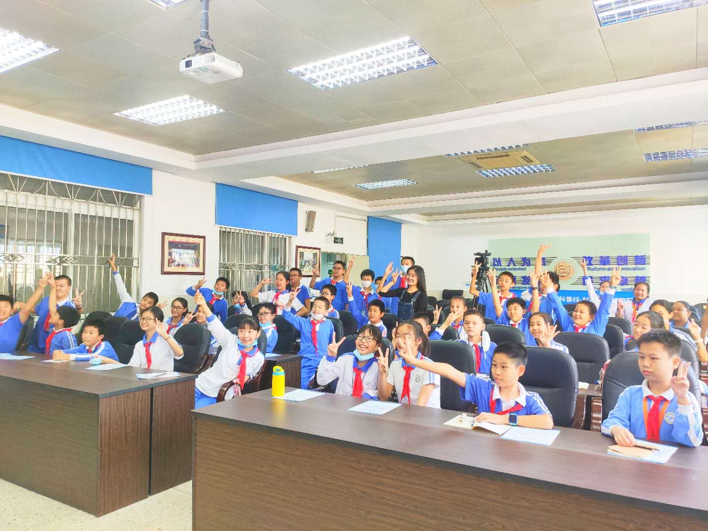 博樂AR讓文物活起來科普校園行走進園嶺外國語小學